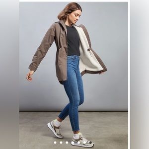 ATHLETA Sculptek Ultra Skinny Jean Pant in True Blue. Size 8